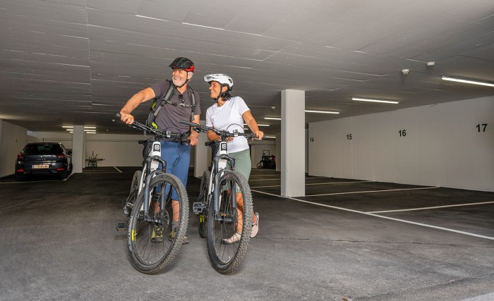 Biker in der Tiefgarage