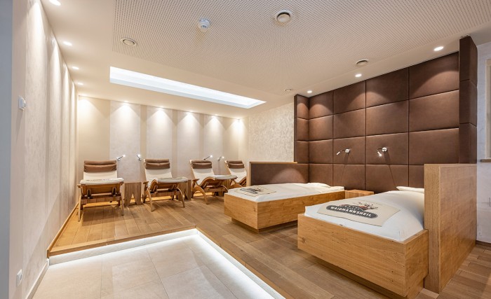 Ruheraum mit Liegen und Wasserbetten