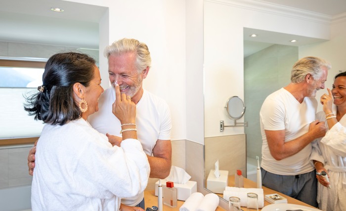 Paar im Badezimmer am Morgen