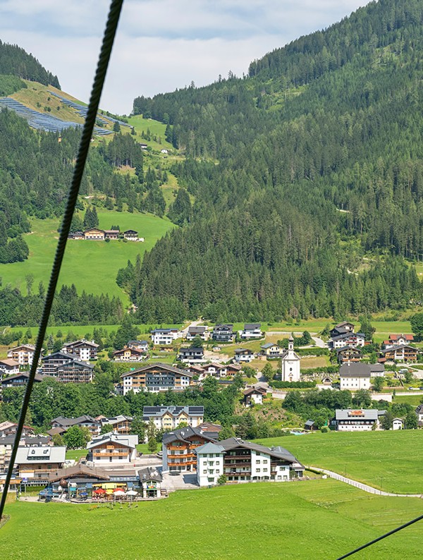 Blick vom Sessellift Starjet 1 auf Flachau und das Hotel Waidmannsheil neben der Talstation der Bergbahn