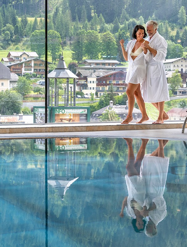 Hotel mit Hallenbad mit Blick auf Flachau