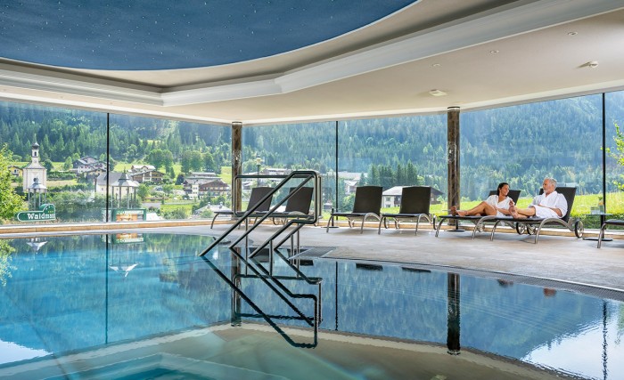 Panorama-Hallenbad mit Rundumblick auf Flachau und die Skipiste oder die grünen Wiesen im Sommer