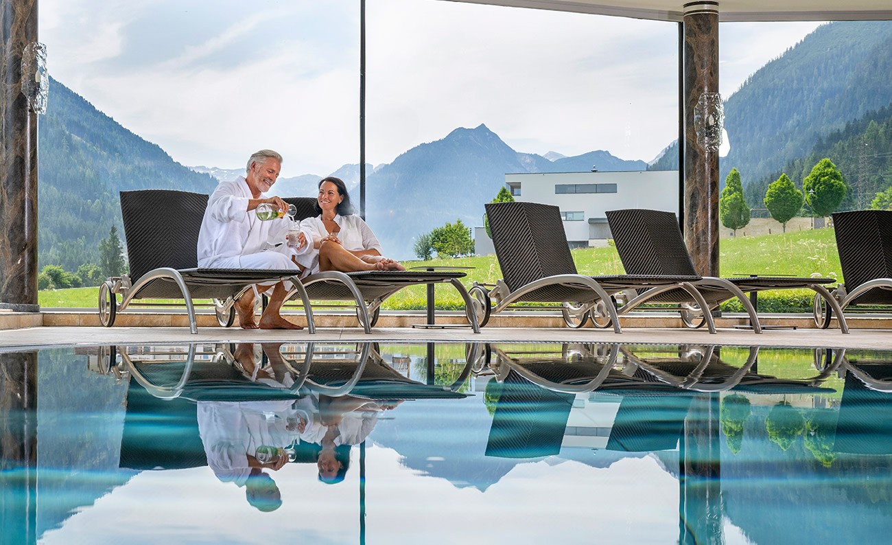 Panorama-Hallenbad mit Rundumblick auf Flachau und die Skipiste oder die grünen Wiesen im Sommer